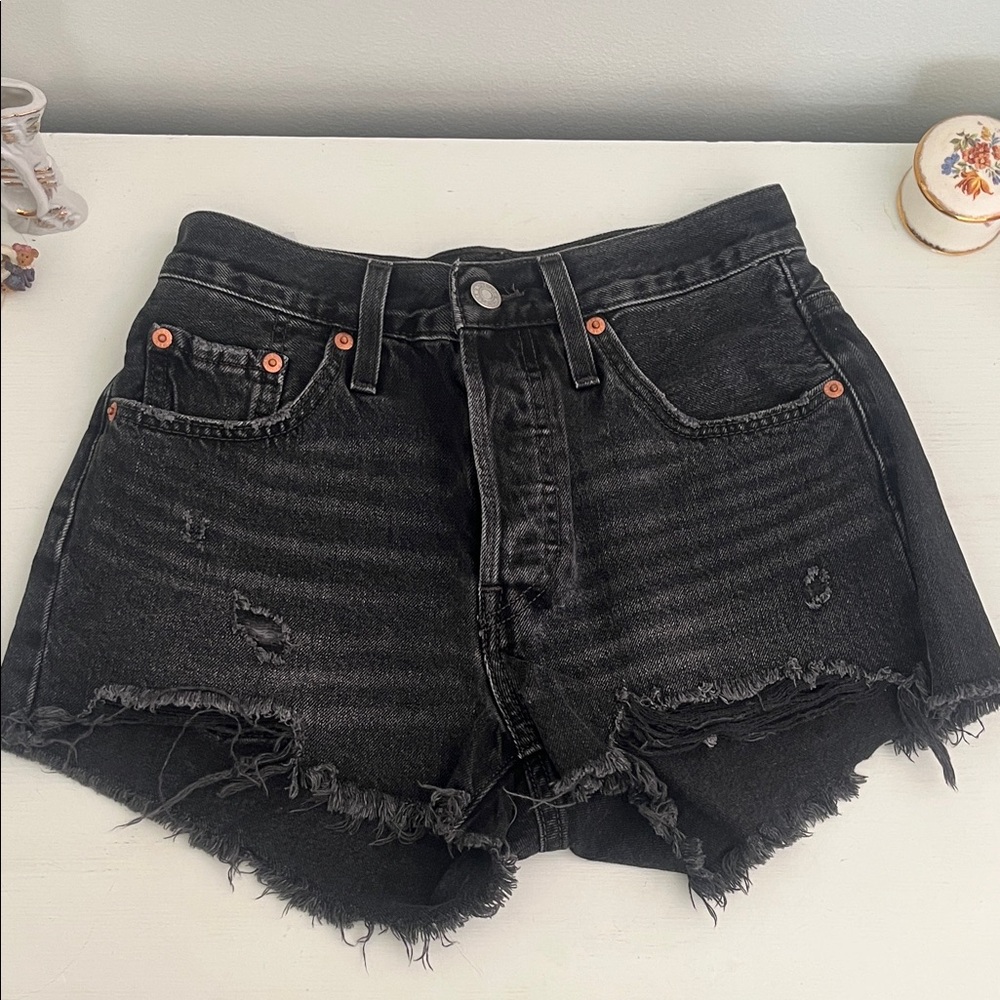 Like New. Levi's Black Frayed Hem Jean Shorts